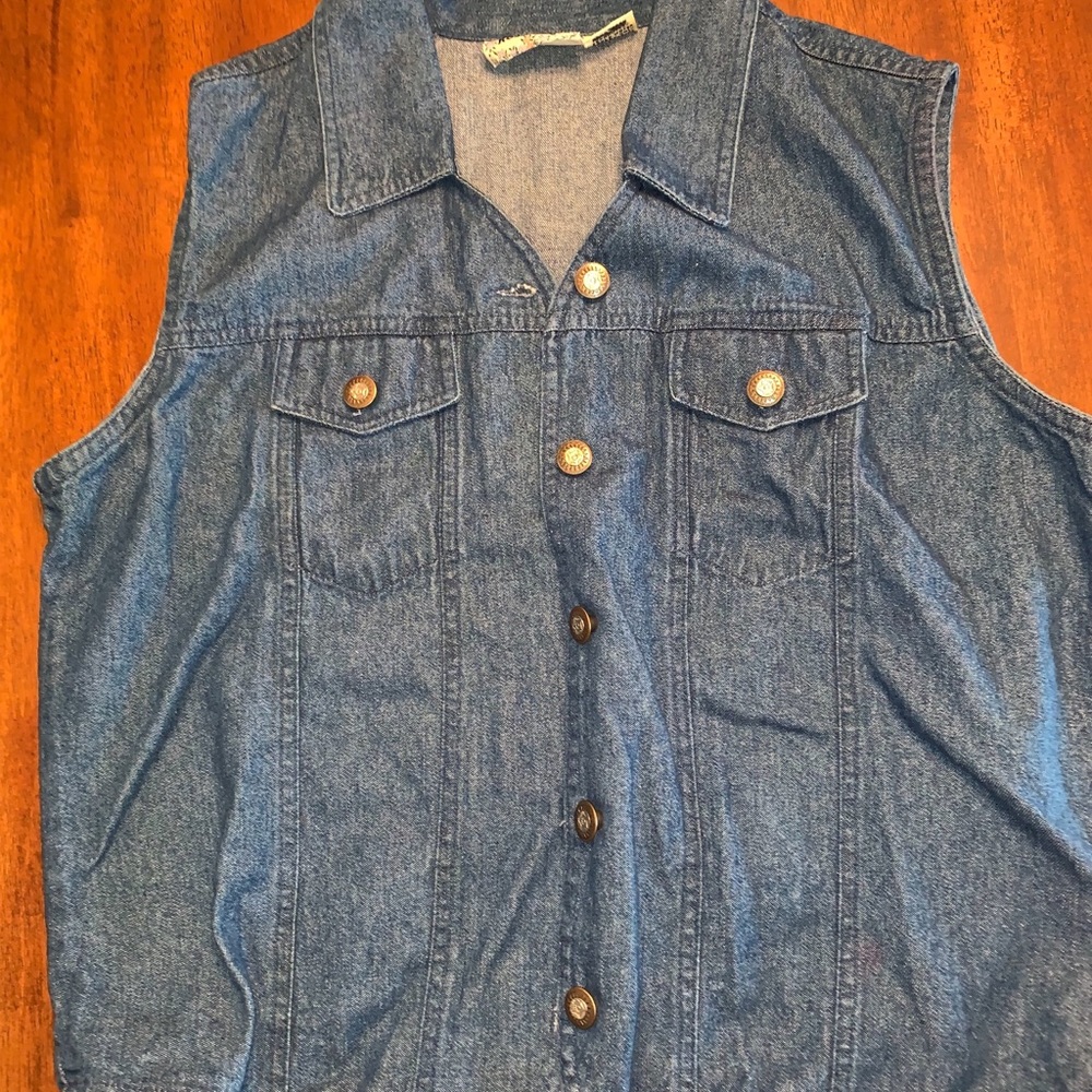 NWT Denim Vest: Vintage Rosettes, Fitted, Patch Pockets w Flap Closure - Picture 3 of 7